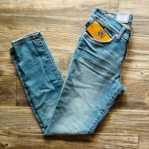 Rock and Republic Women’s Slimming Skinny Berlin Size 6 Jeans Denim